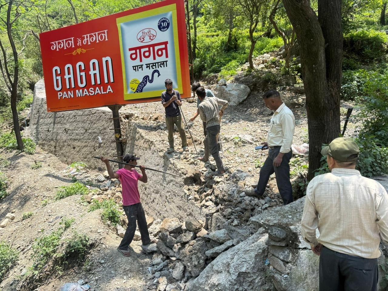 MDDA took action against illegal construction; bulldozers were used in Sahaspur and Mussoorie, demolishing multiple structures and plotted developments. IMAGE CREDIT TO प्राधिकरण