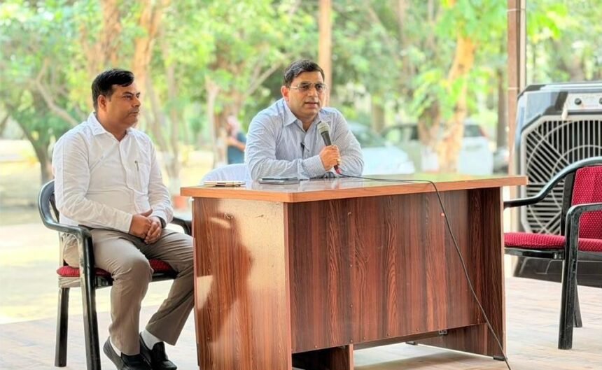 Transport Officials Provide Information Related to the Transport Department to 250 Trainee Constables IMAGE CREDIT TO रिपोर्टर