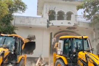 Ghaziabad Administration's Bulldozer Rolled Again at Aadhar Mazar; Encroachment on UPSIDA Land Removed IMAGE CREDIT TO रिपोर्टर