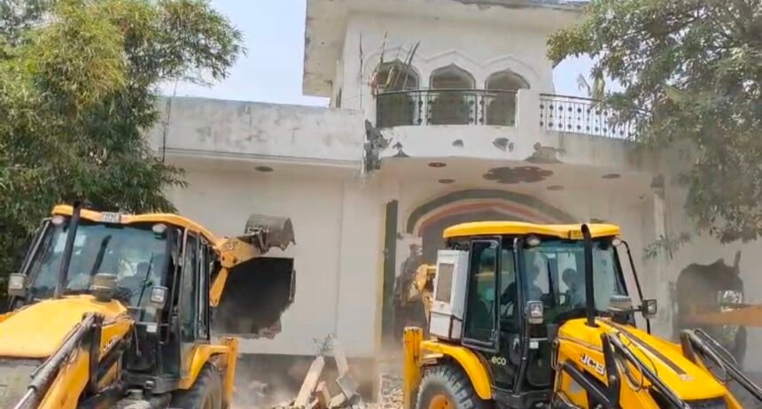 Ghaziabad Administration's Bulldozer Rolled Again at Aadhar Mazar; Encroachment on UPSIDA Land Removed IMAGE CREDIT TO रिपोर्टर