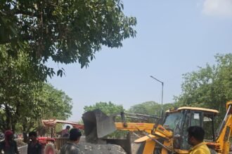 Greater Noida Authority’s Special Cleanliness Drive to Control Dust and Pollution Continues for the Fourth Consecutive Day IMAGE CREDIT TO प्राधिकरण
