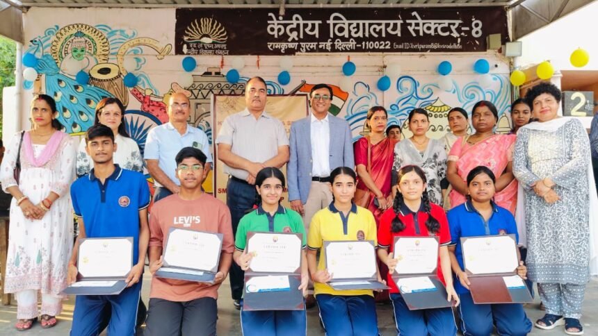 Scholarship Started by Former Student in Memory of Mother; Seven Meritorious Science Students Receive Financial Assistance IMAGE CREDIT TO स्कूल