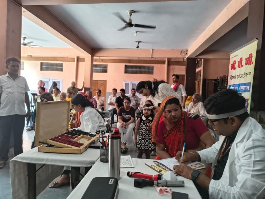 Free Eye Check-up Camp Held at Blue World Public School; More Than 200 People Examined IMAGE CREDIT TO रिपोर्टर