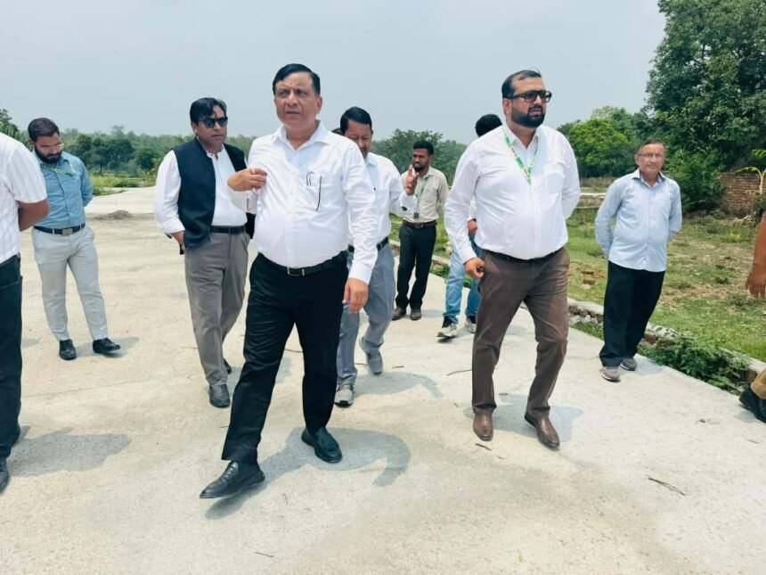 MDDA has launched a major crackdown on illegal construction: Vice Chairman Banshidhar Tiwari himself stepped into the field and issued strict instructions for action in Pachhwaldoon. IMAGE CREDIT TO प्राधिकरण