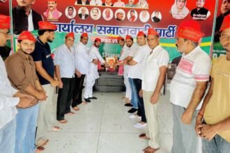 The birth anniversary of the generous philanthropist Bhamashah was celebrated at the Samajwadi Party office. IMAGE CREDIT TO रिपोर्टर