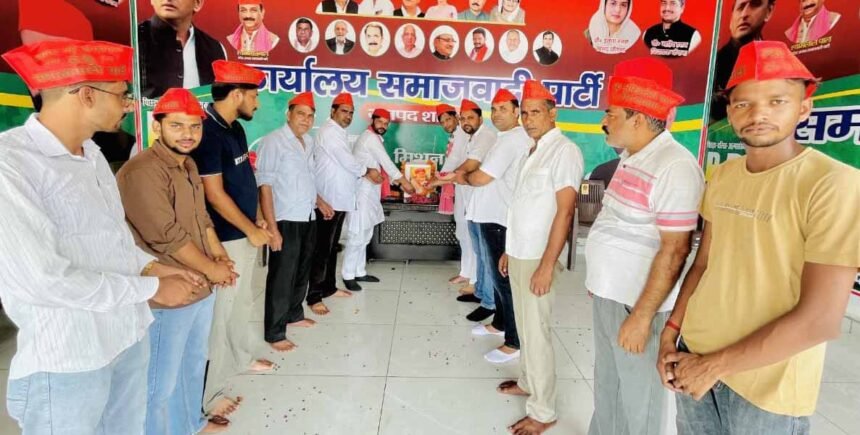 The birth anniversary of the generous philanthropist Bhamashah was celebrated at the Samajwadi Party office. IMAGE CREDIT TO रिपोर्टर