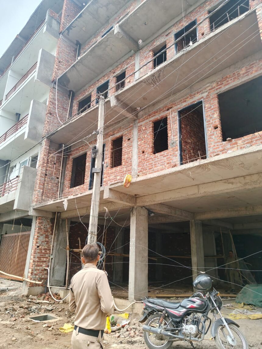 MDDA's mega-action in Rishikesh: Bulldozers roar at 5 locations, demolish illegal plots and seal multi-storey buildings, IMAGE CREDIT TO प्राधिकरण