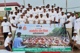 At the Brijghat Ganga riverbank, a message of yoga and Ganga cleanliness was given, and 250 people took a pledge for its conservation. IMAGE CREDIT TO सूचना विभाग