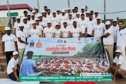 At the Brijghat Ganga riverbank, a message of yoga and Ganga cleanliness was given, and 250 people took a pledge for its conservation. IMAGE CREDIT TO सूचना विभाग