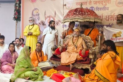 Grand welcome of Shankaracharya Swami Avimukteshwaranand in Bijnor; demand raised to declare the cow as the “National Mother” — IMAGE CREDIT TO रिपोर्टर