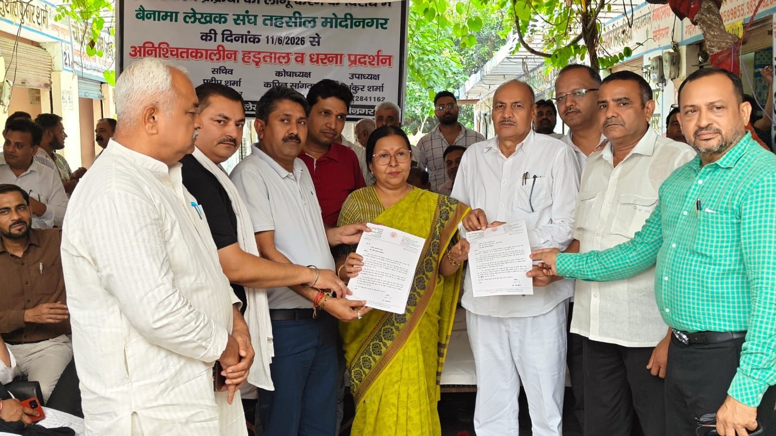 MLA Manju Shivach extends support to the sit-in protest IMAGE CREDIT TO रिपोर्टर