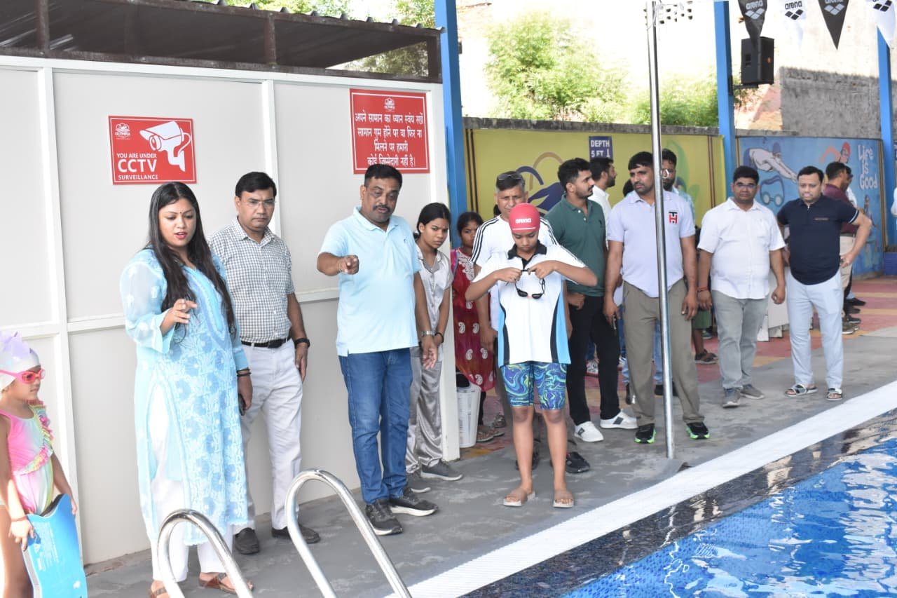 District-Level Sub-Junior Swimming Competition Concludes; District Magistrate Honors Winning Players — IMAGE CREDIT TO सूचना विभाग