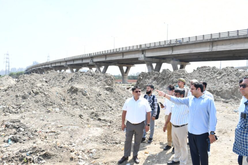 The Municipal Commissioner himself visited the site to review development projects and also inspected the Biodiversity Park — IMAGE CREDIT TO नगर निगम