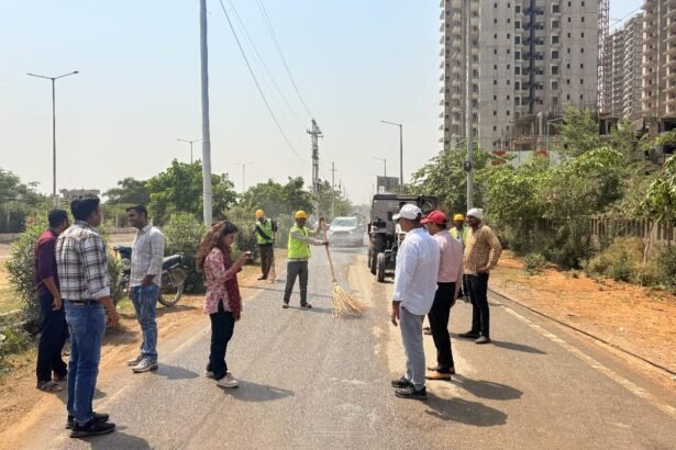 “Special cleaning campaign continues in Greater Noida for dust-free roads” IMAGE CREDIT TO प्राधिकरण