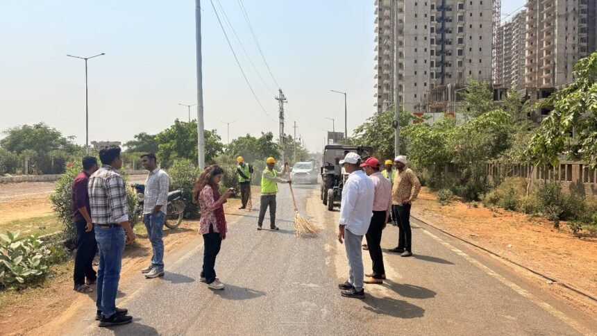 “Special cleaning campaign continues in Greater Noida for dust-free roads” IMAGE CREDIT TO प्राधिकरण