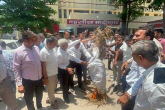 Protest Against E-Registration System Continues on the Seventh Day; Effigy of Minister Burnt — IMAGE CREDIT TO रिपोर्टर