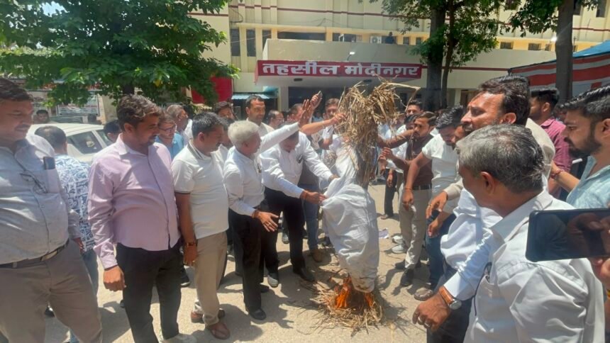 Protest Against E-Registration System Continues on the Seventh Day; Effigy of Minister Burnt — IMAGE CREDIT TO रिपोर्टर