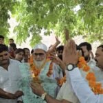 Grand Welcome Accorded to Farmer Zafar Khan, Who Traveled by Air Wearing Simple Slippers — IMAGE CREDIT TO रिपोर्टर