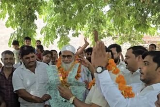 Grand Welcome Accorded to Farmer Zafar Khan, Who Traveled by Air Wearing Simple Slippers — IMAGE CREDIT TO रिपोर्टर