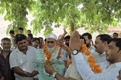 Grand Welcome Accorded to Farmer Zafar Khan, Who Traveled by Air Wearing Simple Slippers — IMAGE CREDIT TO रिपोर्टर