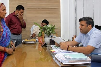 District Magistrate Heard Public Grievances During Janata Darshan, Helped a Widow Woman Receive Benefits of Government Schemes Within a Week — IMAGE CREDIT TO सूचना विभाग