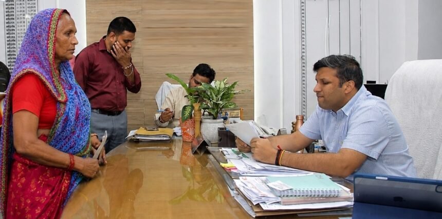 District Magistrate Heard Public Grievances During Janata Darshan, Helped a Widow Woman Receive Benefits of Government Schemes Within a Week — IMAGE CREDIT TO सूचना विभाग