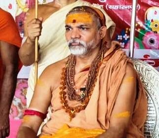 Cattle Dying of Hunger and Thirst in Cow Shelters Under Yogi Government: Shankaracharya — IMAGE CREDIT TO रिपोर्टर