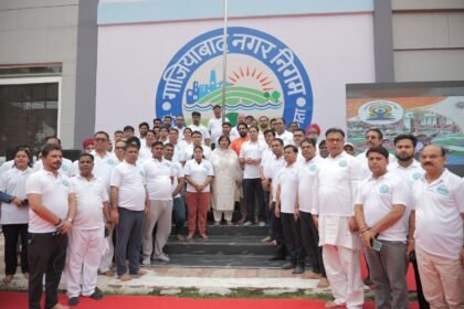 On the occasion of International Yoga Day, a grand yoga program was organized at the Municipal Corporation headquarters. IMAGE CREDIT TO नगर निगम