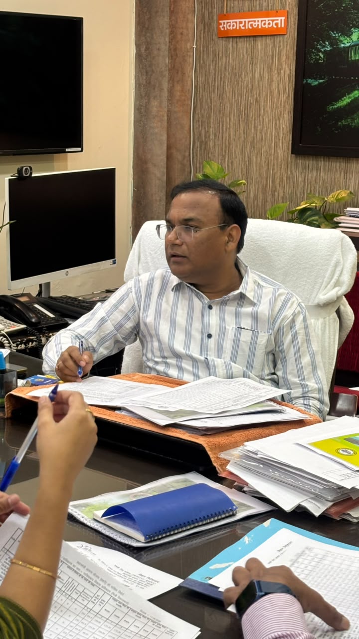 "Review of the PM Awas Yojana in Ghaziabad: 5 projects have been completed, and an ultimatum has been given to complete the pending EWS flats by September 30, 2026." IMAGE CREDIT TO प्राधिकरण