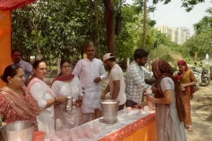 "On the occasion of Nirjala Ekadashi, a Chhabil service was held at Eros Sampoornam Society, where chilled water was served to devotees." IMAGE CREDIT TO रिपोर्टर