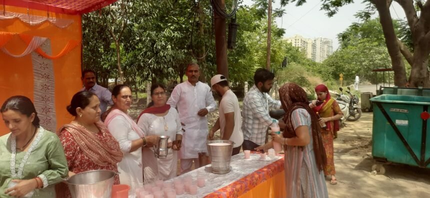 "On the occasion of Nirjala Ekadashi, a Chhabil service was held at Eros Sampoornam Society, where chilled water was served to devotees." IMAGE CREDIT TO रिपोर्टर