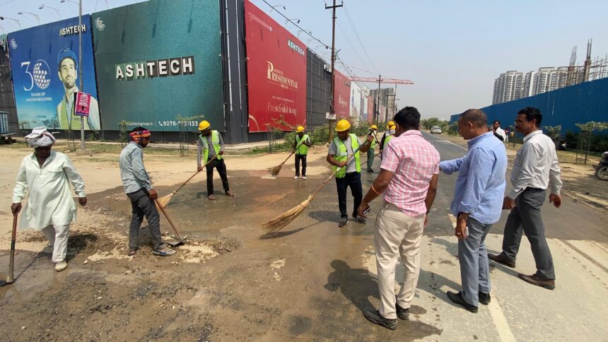 "A special cleaning drive has been launched to make the roads of Greater Noida dust-free." IMAGE CREDIT TO प्राधिकरण