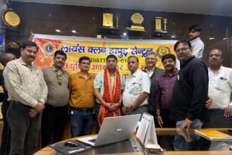 The Lions Club honored Kaushal Kishore Goyal, Ankit Singhal, and Vandana Bandal. IMAGE CREDIT TO रिपोर्टर