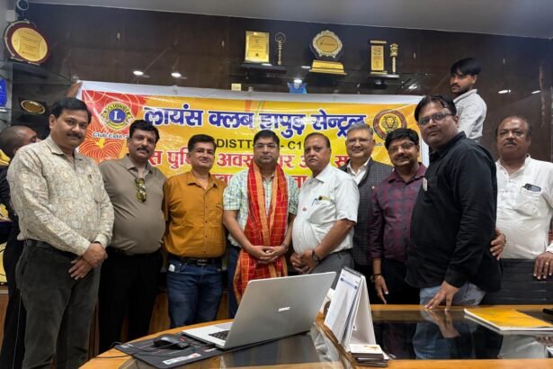The Lions Club honored Kaushal Kishore Goyal, Ankit Singhal, and Vandana Bandal. IMAGE CREDIT TO रिपोर्टर