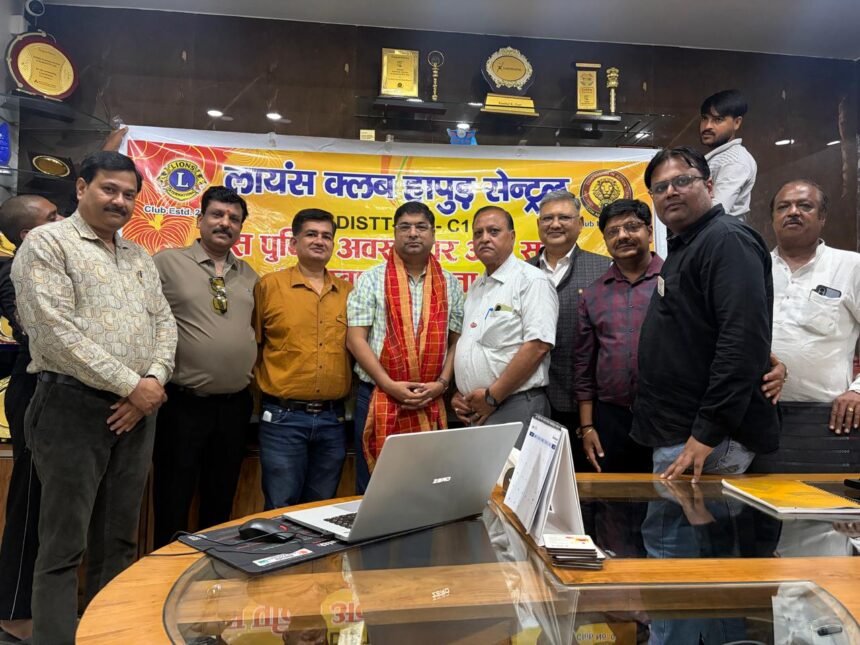 The Lions Club honored Kaushal Kishore Goyal, Ankit Singhal, and Vandana Bandal. IMAGE CREDIT TO रिपोर्टर