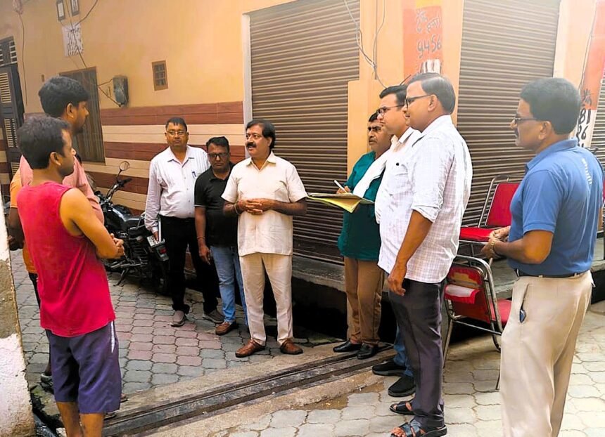 9 Sanitation Workers Found Absent During Surprise Inspection; Instructions Issued for Salary Deduction IMAGE CREDIT TO: नगर पालिका