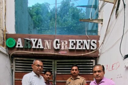 Sealing Drive Conducted Amidst Heavy Chaos in Vasundhara: 12 Illegal Commercial Establishments Operating in Residential Buildings Sealed IMAGE CREDIT TO: आवास विकास