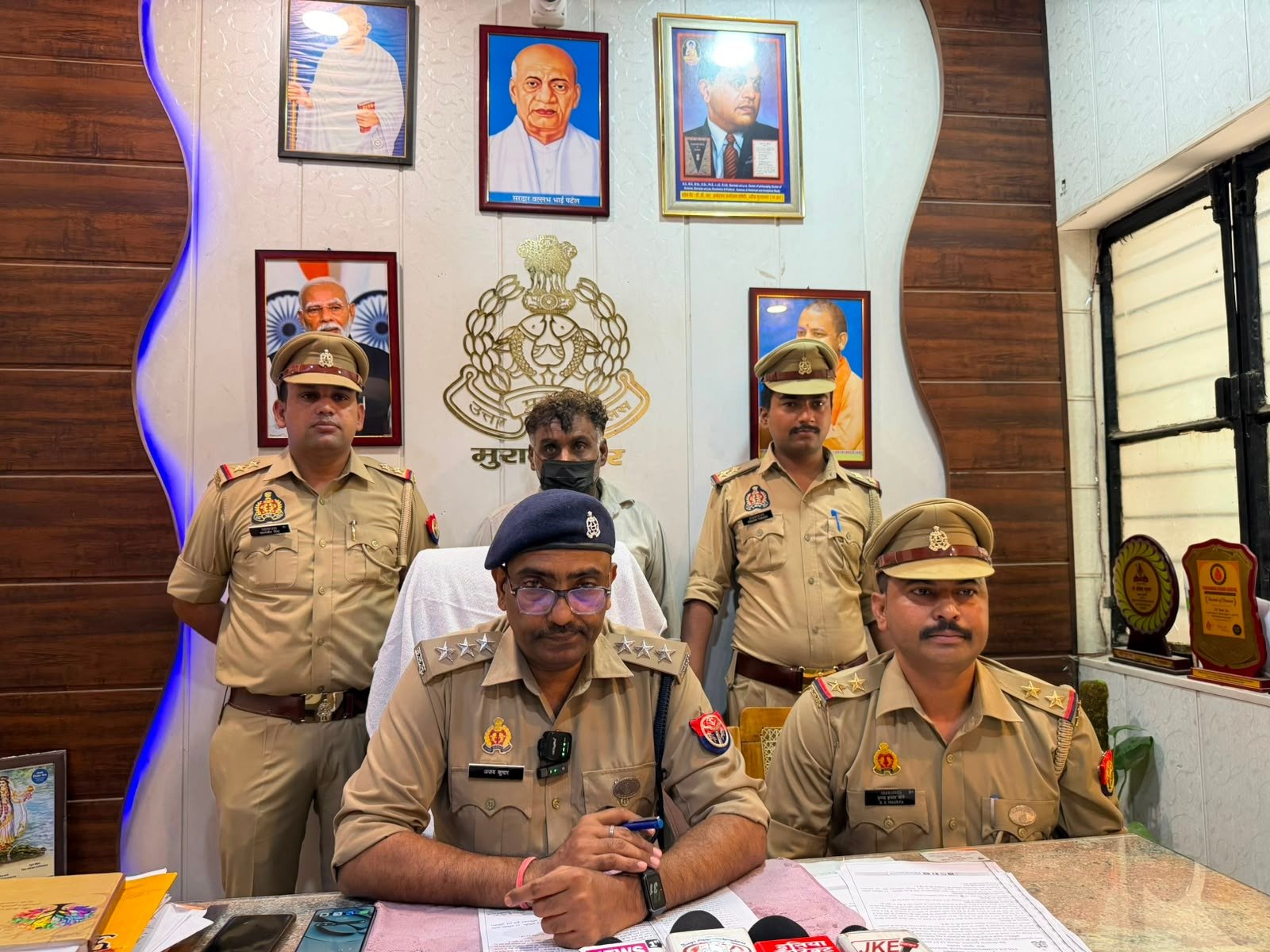 Cunning Thief Arrested for Stealing Kanwariyas’ Mobile Phones; 12 Mobiles Recovered IMAGE CREDIT TO: पुलिस