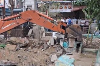 In Loni, Administration Carries Out Encroachment Removal Drive; Bulldozer Used to Demolish Illegal Market | IMAGE CREDIT TO नगर पालिका