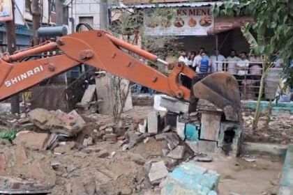 In Loni, Administration Carries Out Encroachment Removal Drive; Bulldozer Used to Demolish Illegal Market | IMAGE CREDIT TO नगर पालिका