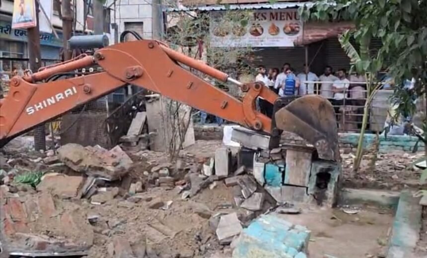 In Loni, Administration Carries Out Encroachment Removal Drive; Bulldozer Used to Demolish Illegal Market | IMAGE CREDIT TO नगर पालिका