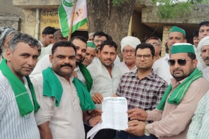 The Bharatiya Kisan Union (Tikait) staged a protest over electricity issues and blocked a road after holding a panchayat at the power substation. IMAGE CREDIT TO REPORTER