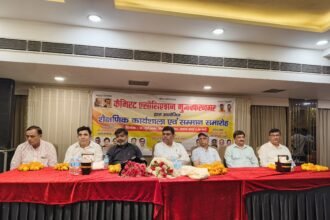 The Chemists Association felicitated the newly appointed and transferred Drug Inspectors. IMAGE CREDIT TO रिपोर्टर
