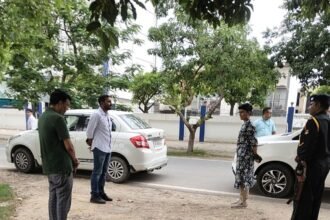 Senior Officials of the Greater Noida Authority Take to the Field to Oversee Sanitation Arrangements; ₹3 Lakh Fine Imposed for Negligence IMAGE CREDIT TO प्राधिकरण