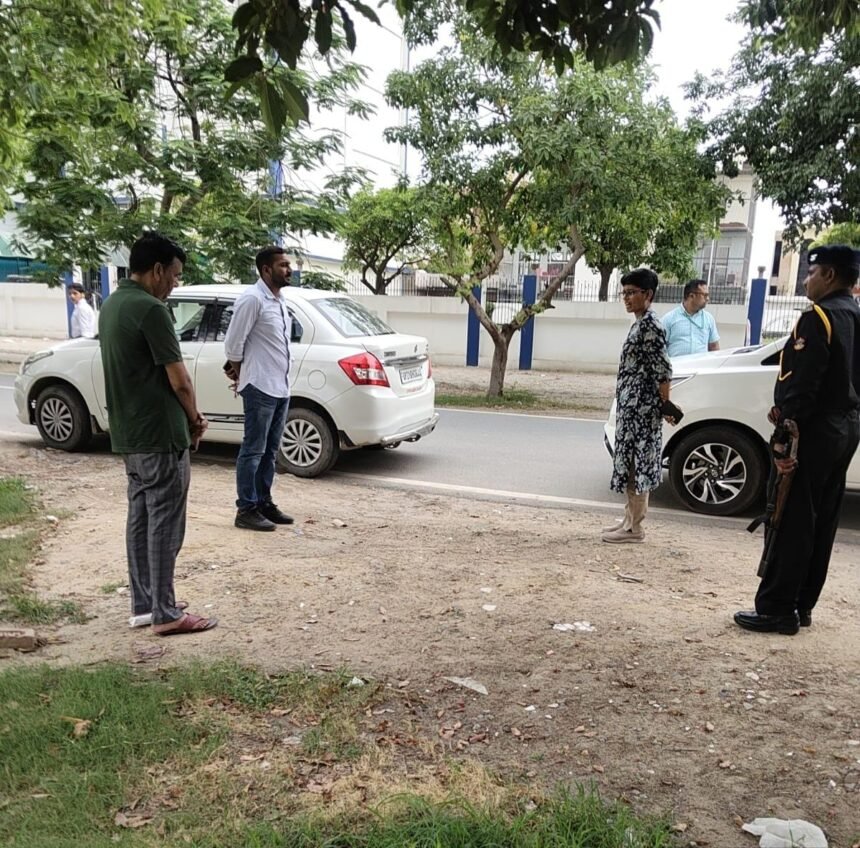 Senior Officials of the Greater Noida Authority Take to the Field to Oversee Sanitation Arrangements; ₹3 Lakh Fine Imposed for Negligence IMAGE CREDIT TO प्राधिकरण