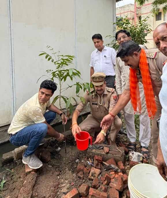 Tree Plantation Held in Kotwali Premises; Message of Environmental Conservation Delivered IMAGE CREDIT TO रिपोर्टर