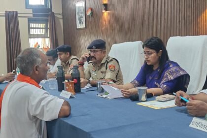 82 Complaints Registered During Sampoorna Samadhan Diwas, 14 Resolved on the Spot; District Magistrate Distributes Nutrition Kits to Pregnant Women IMAGE CREDIT TO सूचना विभाग
