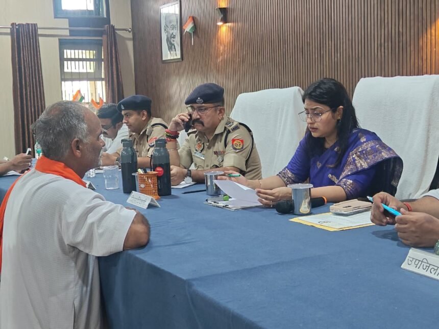 82 Complaints Registered During Sampoorna Samadhan Diwas, 14 Resolved on the Spot; District Magistrate Distributes Nutrition Kits to Pregnant Women IMAGE CREDIT TO सूचना विभाग