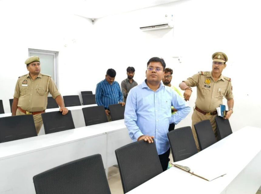 DCP Dhawal Jaiswal Inspects Police Lines, Directs Officials to Maintain Proper Arrangements IMAGE CREDIT TO पुलिस
