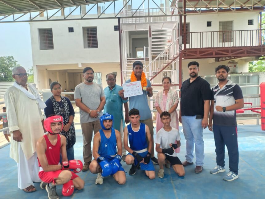 Nishant, Who Won a Silver Medal in the National Boxing Competition, Given a Grand Welcome in Hapur IMAGE CREDIT TO रिपोर्टर
